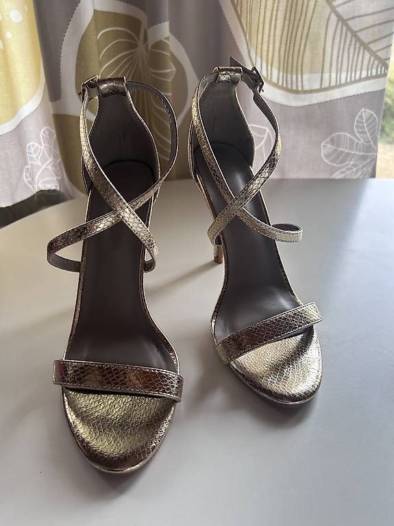 Damenschuhe: Goldene Sandalen Gr. 38 – Gebraucht aus Luzern von Maui12