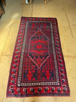 Tapis rouge bleu géométrique  117 × 202  excellent état