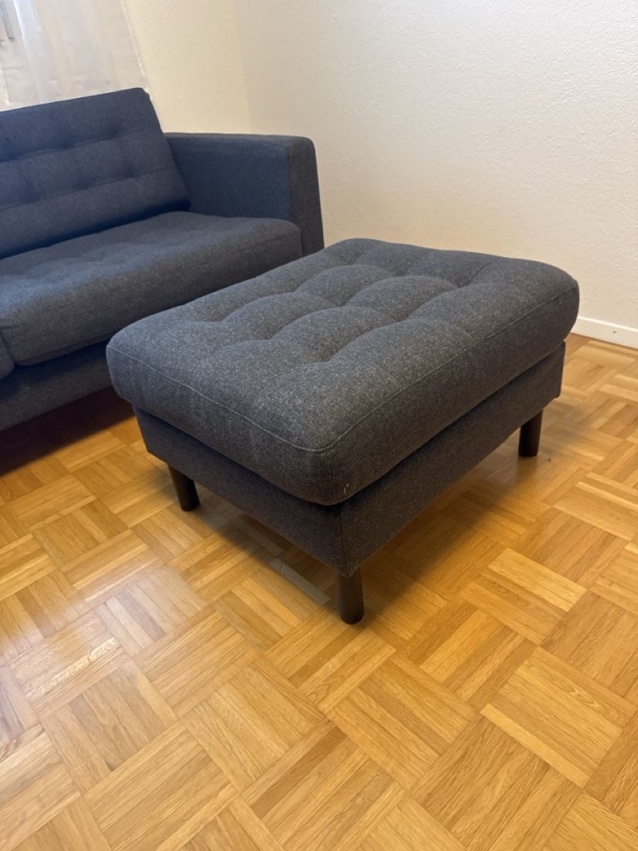 Divani: Zwei Sofas mit Hocker dunkelgrau Stoff neuwertig  – Nuovo (secondo la descrizione) da Urtenen-Schönbühl venduto da m19_2fdb 2