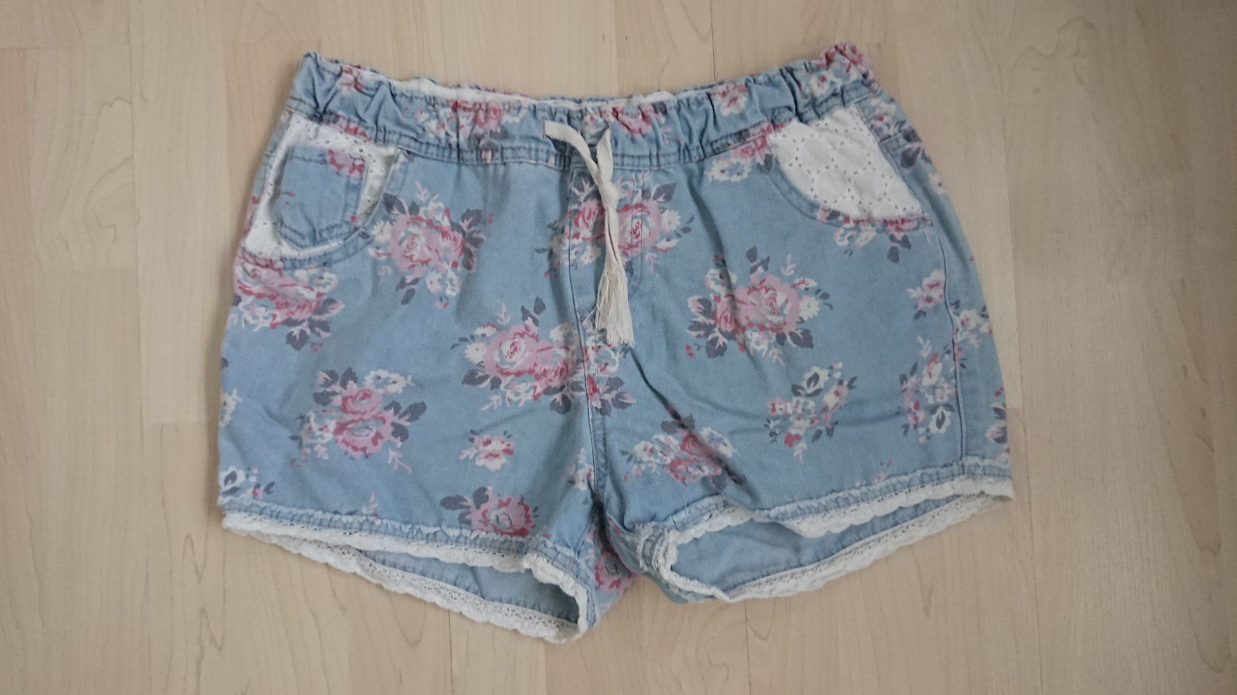Pantaloni: Hübsche Damen Shorts Gr. 38 geblümt – Usato da Hallau venduto da CHACLA