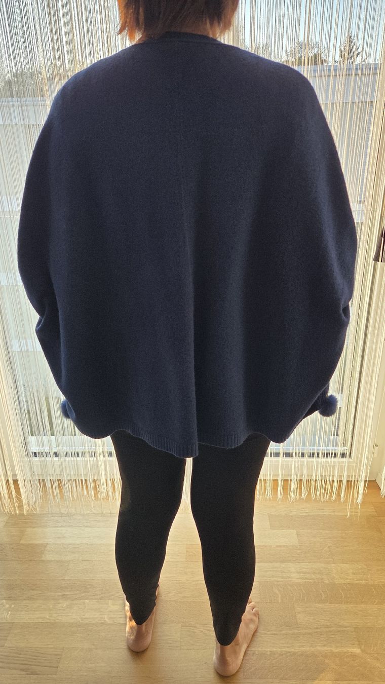 Altro in Moda donna: Dunkelblaue Strick-Poncho mit Pompoms – Nuovo (secondo la descrizione) da Zürich venduto da mis_2kxn 1