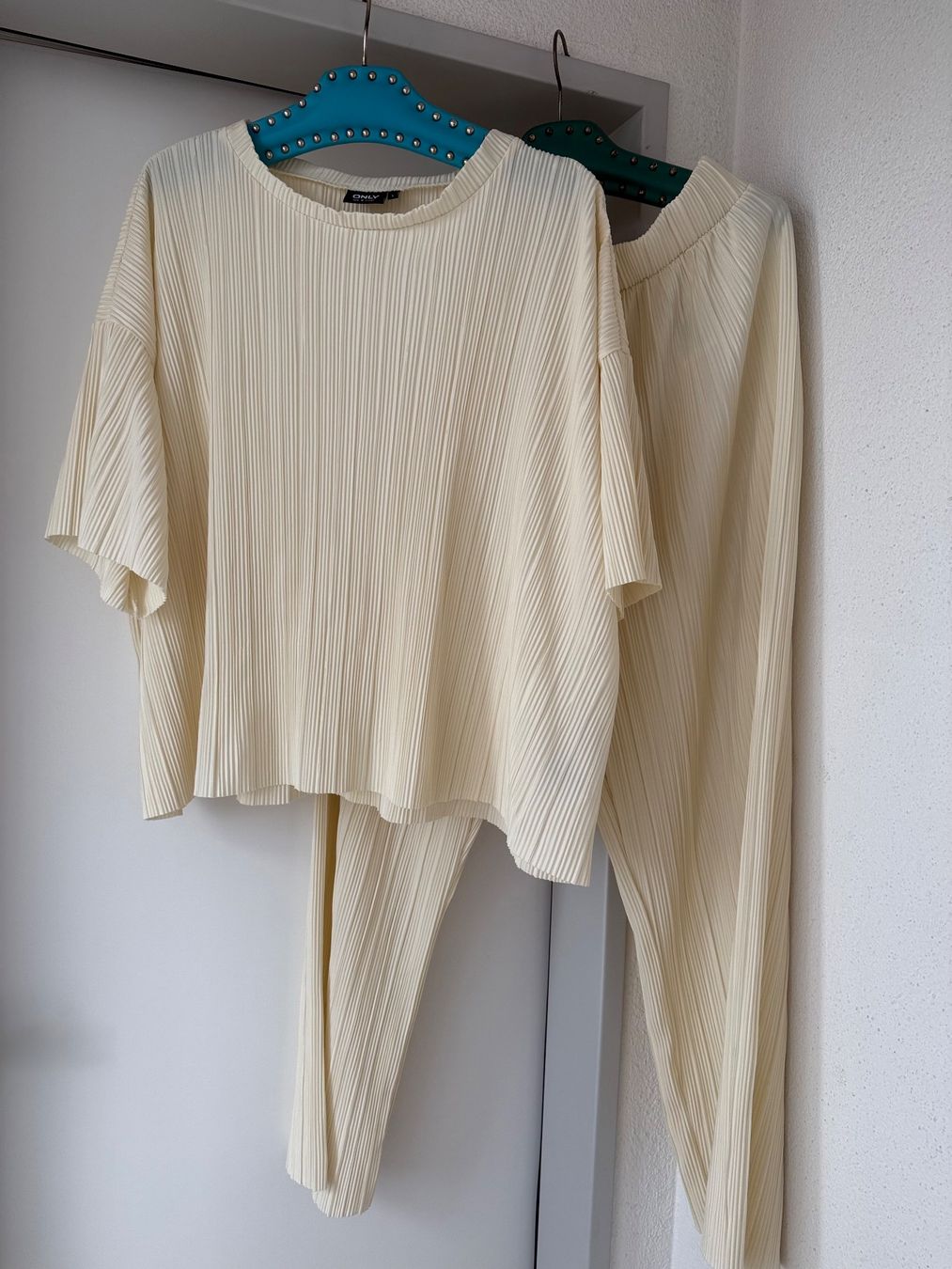 Completi & Tailleur: plissierter Hosenanzug ONLY Gr.L – Usato da Buchrain venduto da nat_pl5p
