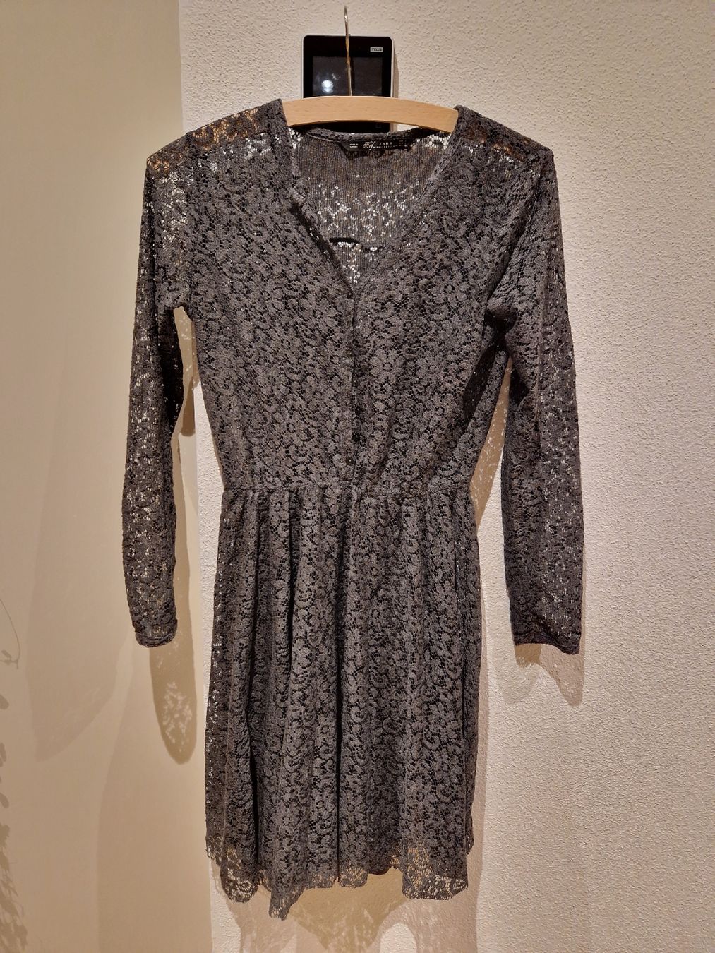 Zara Kleider: Zara Kleid aus Spitze in grau – Gebraucht aus Luzern von rebsi02