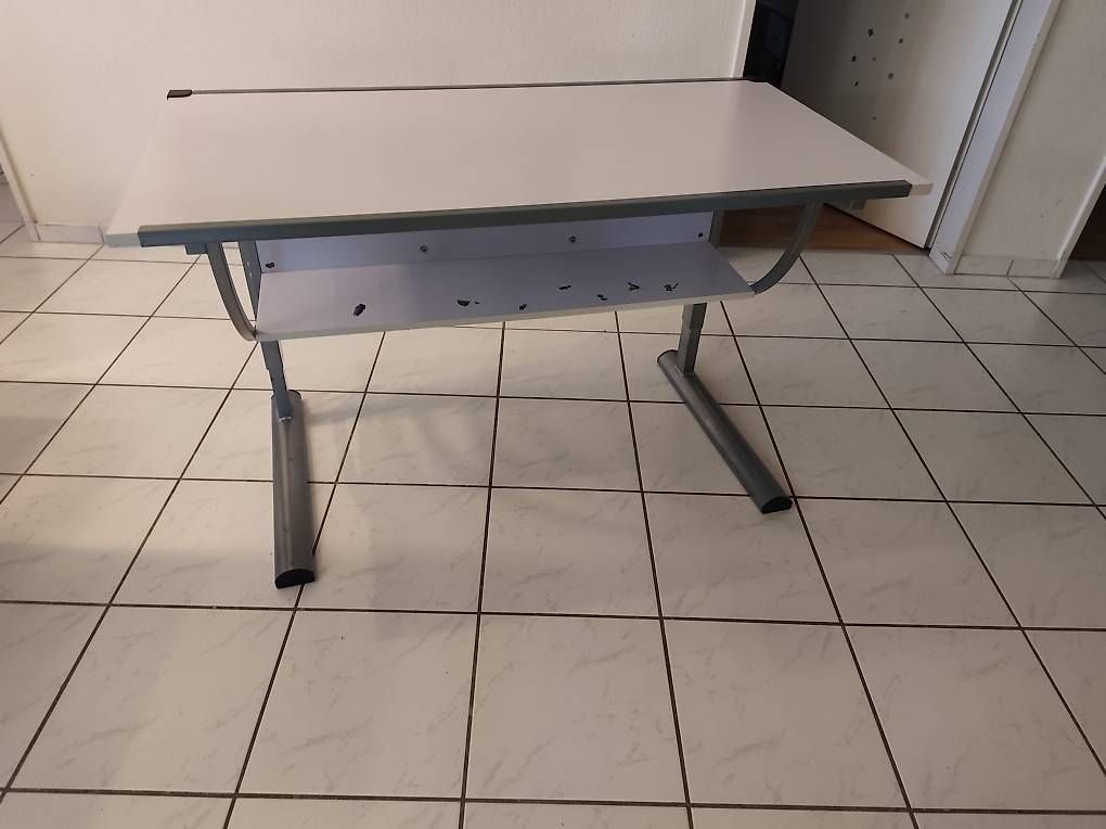 Scrivanie: Schreibtisch – Usato da Emmenbrücke venduto da AKTA3123