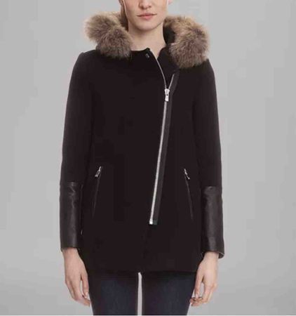 Manteau Sandro noir avec fourrure, état acceptable