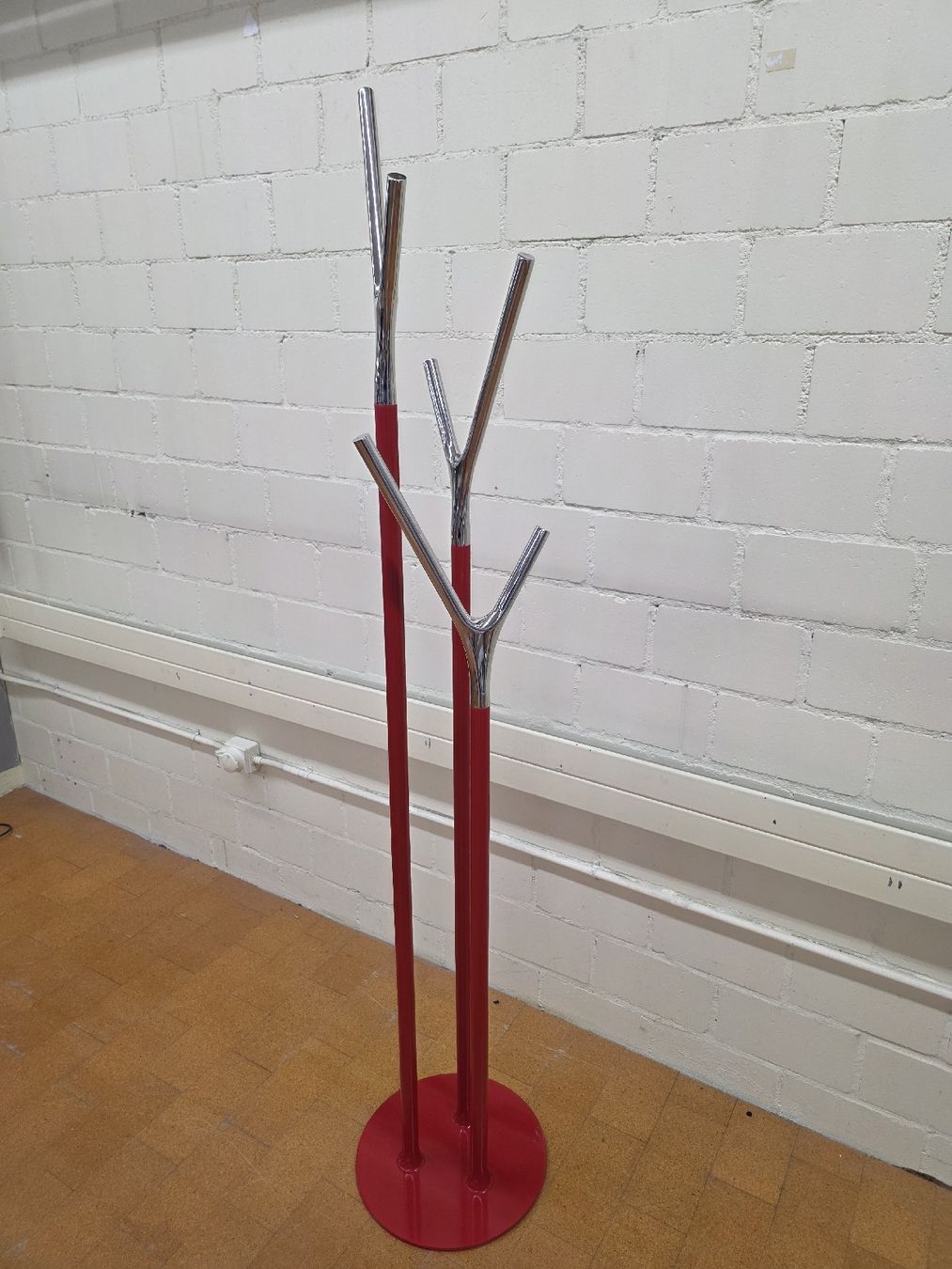 Guardaroba: Frost - Wishbone Designer Kleiderständer – Usato da Lichtensteig venduto da Usedinstorecom 1