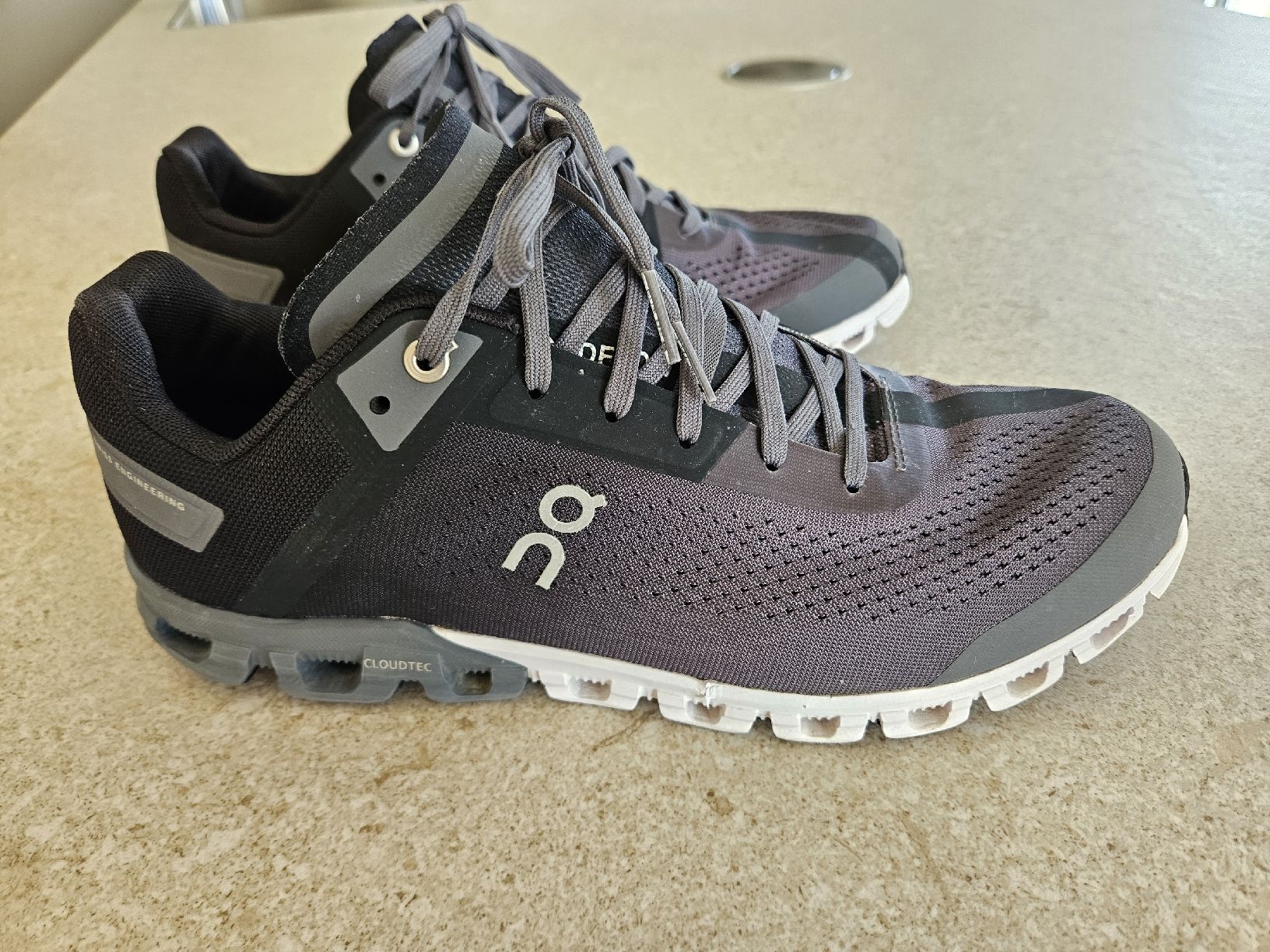 On Chaussures hommes: ON Cloudtec Laufschuhe Herren Grau Gr. 43  – D'occasion à Zuzwil SG par Loeni11