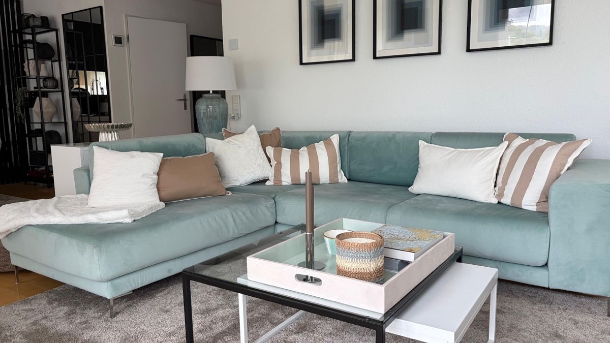 MYCS Divani: Ecksofa Samt Eisblau L-Form mit Metallfüssen gebraucht – Usato da Rüschlikon venduto da BeyondCross
