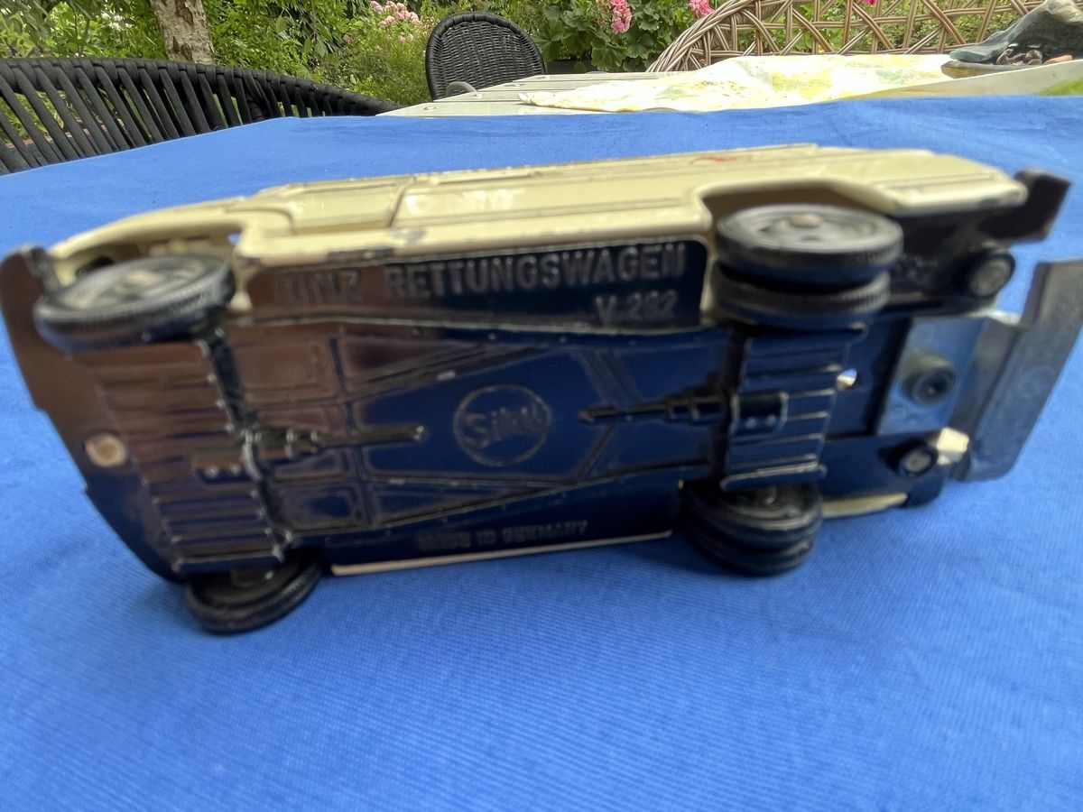 Siku Modellautos: Siku Binz Rettungswagen V 92  – Gebraucht aus Romanshorn von Apfelschuss 3