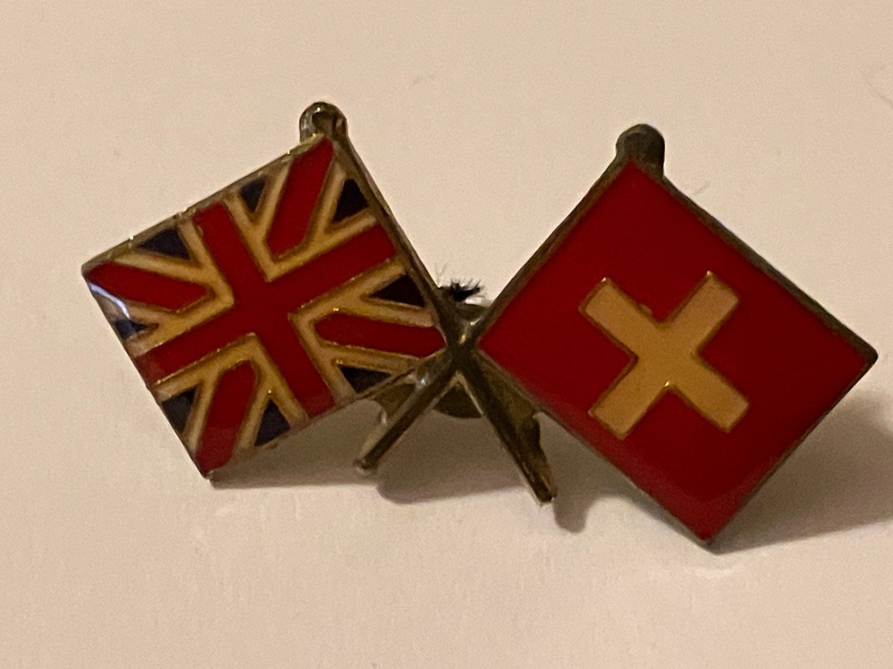 Placchette & Badge: 1 Pin UK & CH Flagge – Usato da Basel venduto da djwwpp