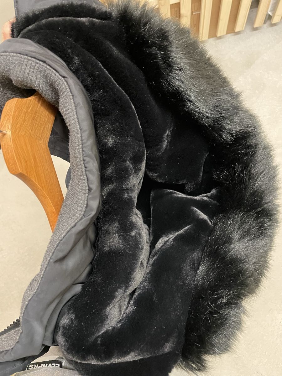 Guess Giacche: Guess Winterjacke mit Pelzkragen – Usato da Zürich venduto da Kawasaki_7 6