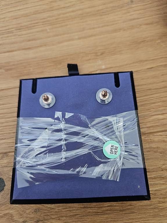 Ohrringe & -stecker: Swarovski Creolen - neu – Gebraucht aus Triesenberg von car_z529 2