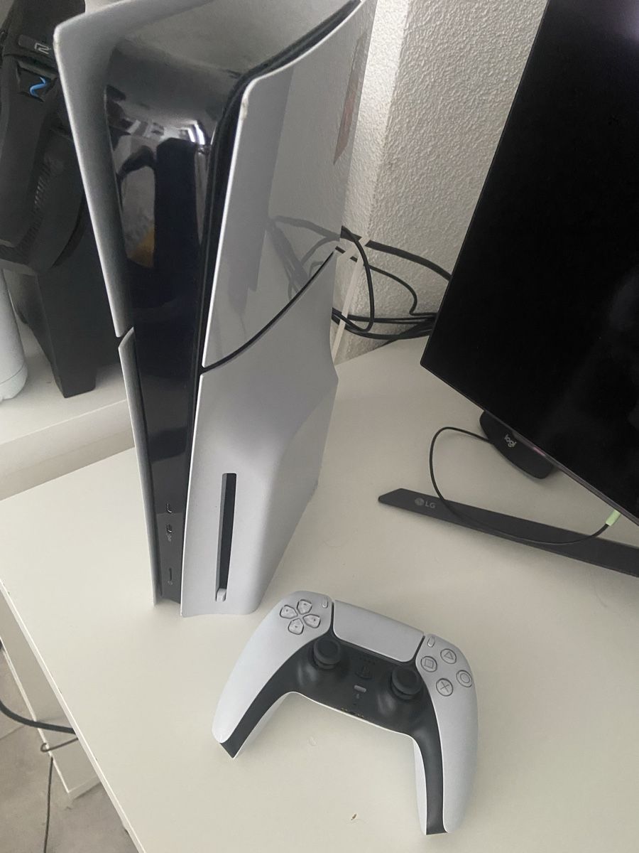 Sony Console: Console ps5 + 1 manette – Usato da Ste-Croix venduto da Elsa_illigo 1