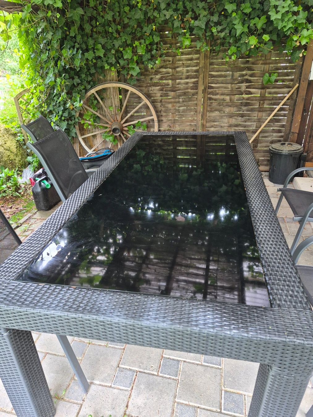Set di tavolo e panche: Gartentisch mit Glasplatte und 4 Stühle – Usato da Düdingen venduto da lar_sj2b