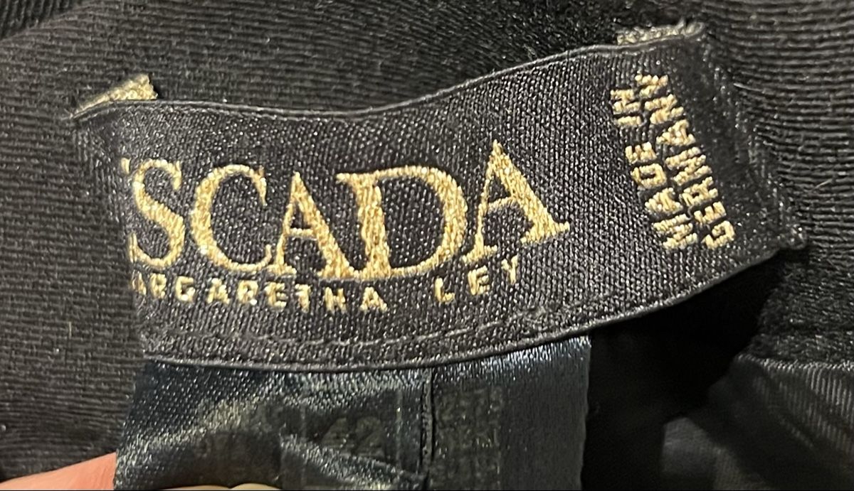 Escada Jupes: Jupe crayon en laine Escada – D'occasion à St-Pierre-Clages par ste_xk6p 6