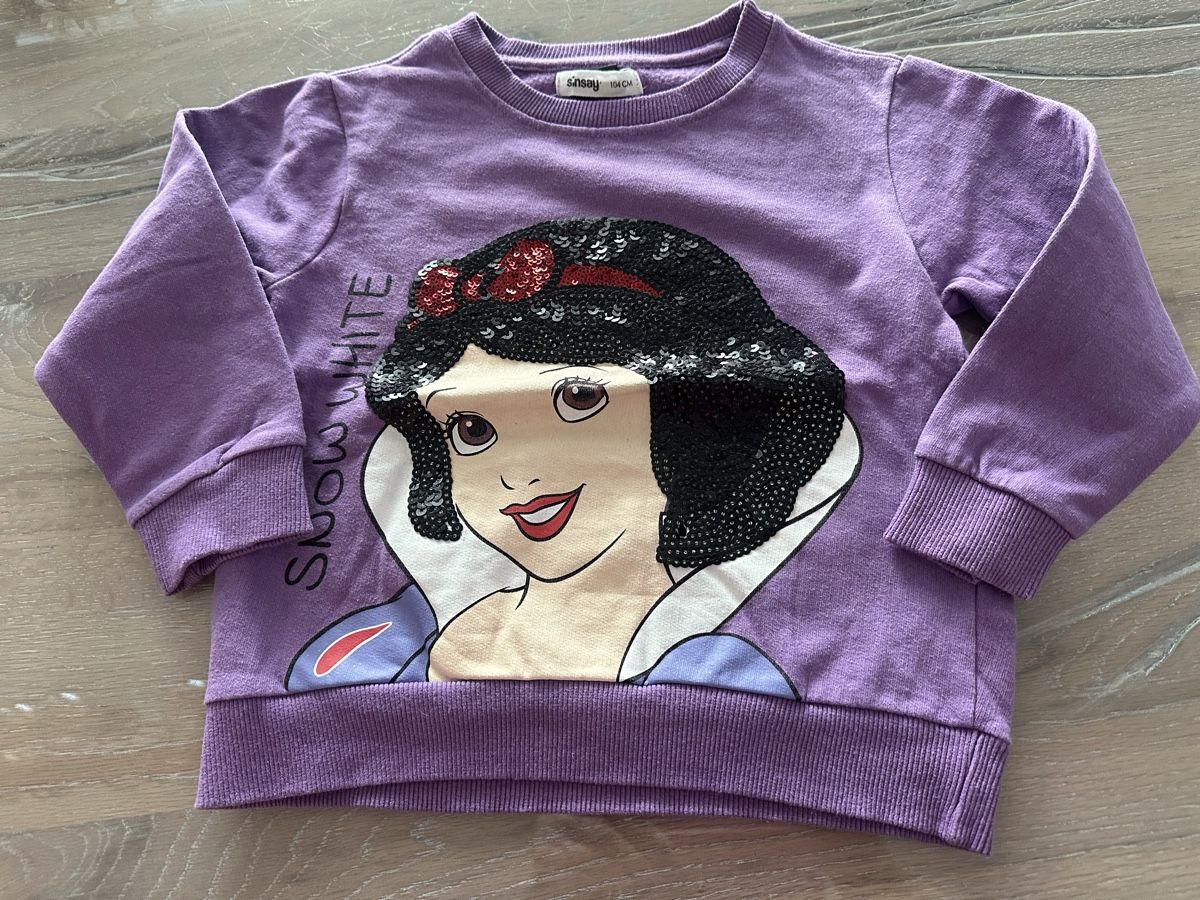Maglioni & Felpe: Sinsay Disney Schneewittchen Pullover lila Grösse 104 – Usato da Safenwil venduto da Whoopie1 1