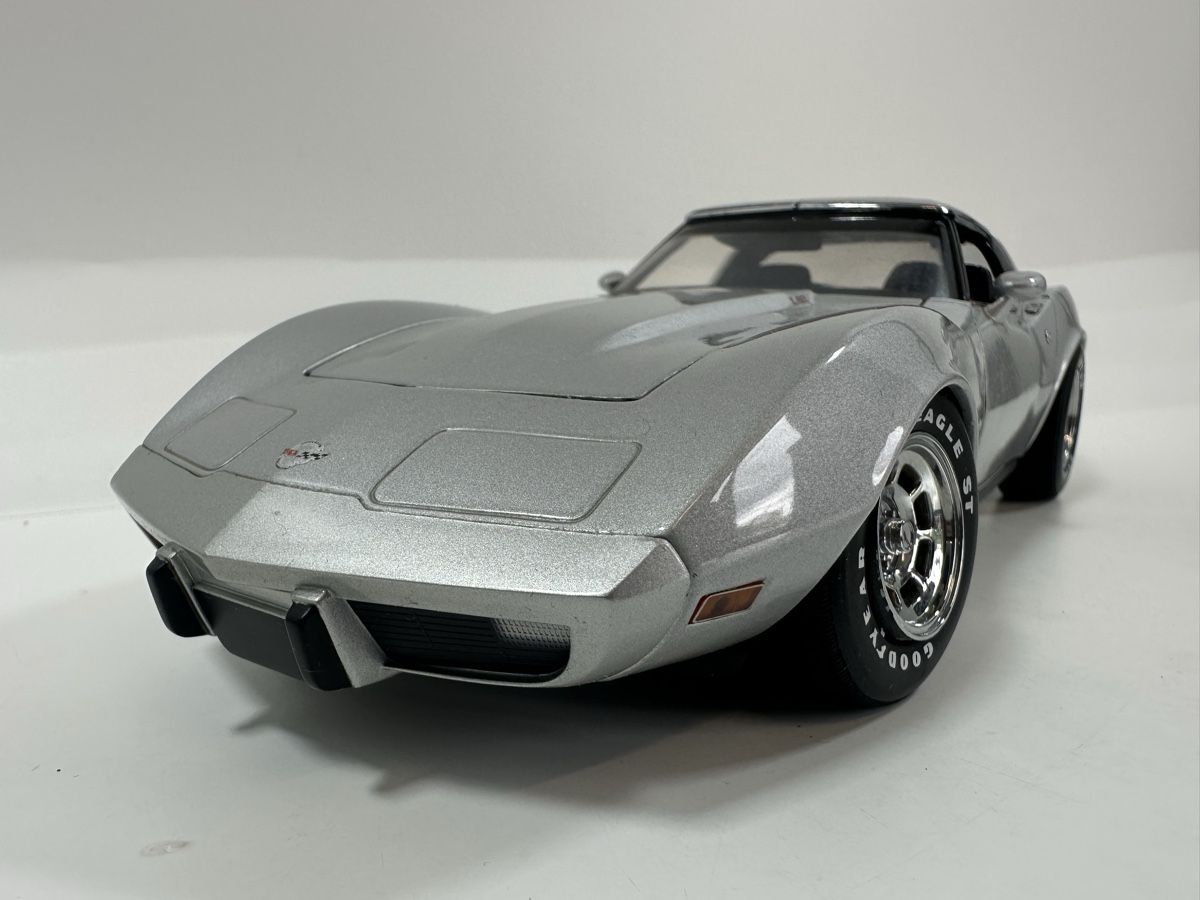 UT Models Modellautos: 1978 Chevrolet Corvette C3 1:18, silbrig, UT MODELS – Defekt aus Zofingen von rf9_x2xt