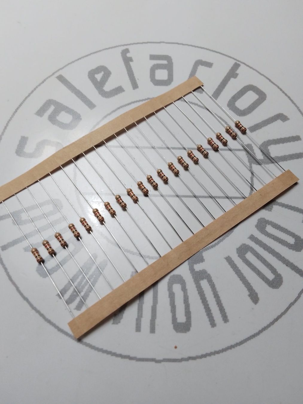 Componenti elettronici: Widerstände 620 Ohm, 1/4W, 0.25W, 100 St – Nuovo (secondo la descrizione) da Luzern venduto da Salefactory