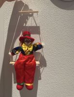 Clown auf Schaukel – Wanddekoration, zum Aufhäng