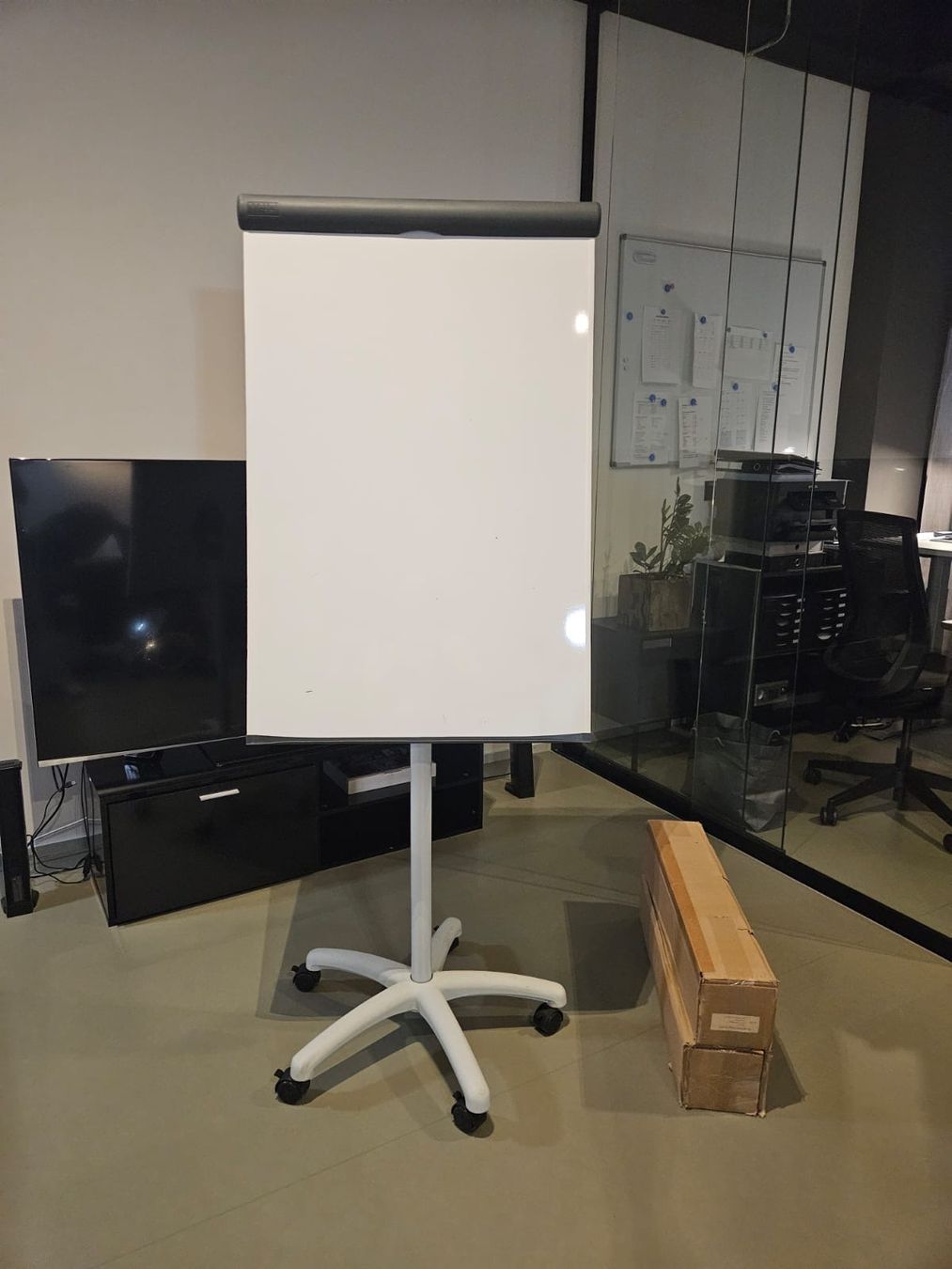 Allestimento di negozi e stand fieristici: MAUL Flipchart mobil Ständer weiss – Usato da Dübendorf venduto da RaulWies