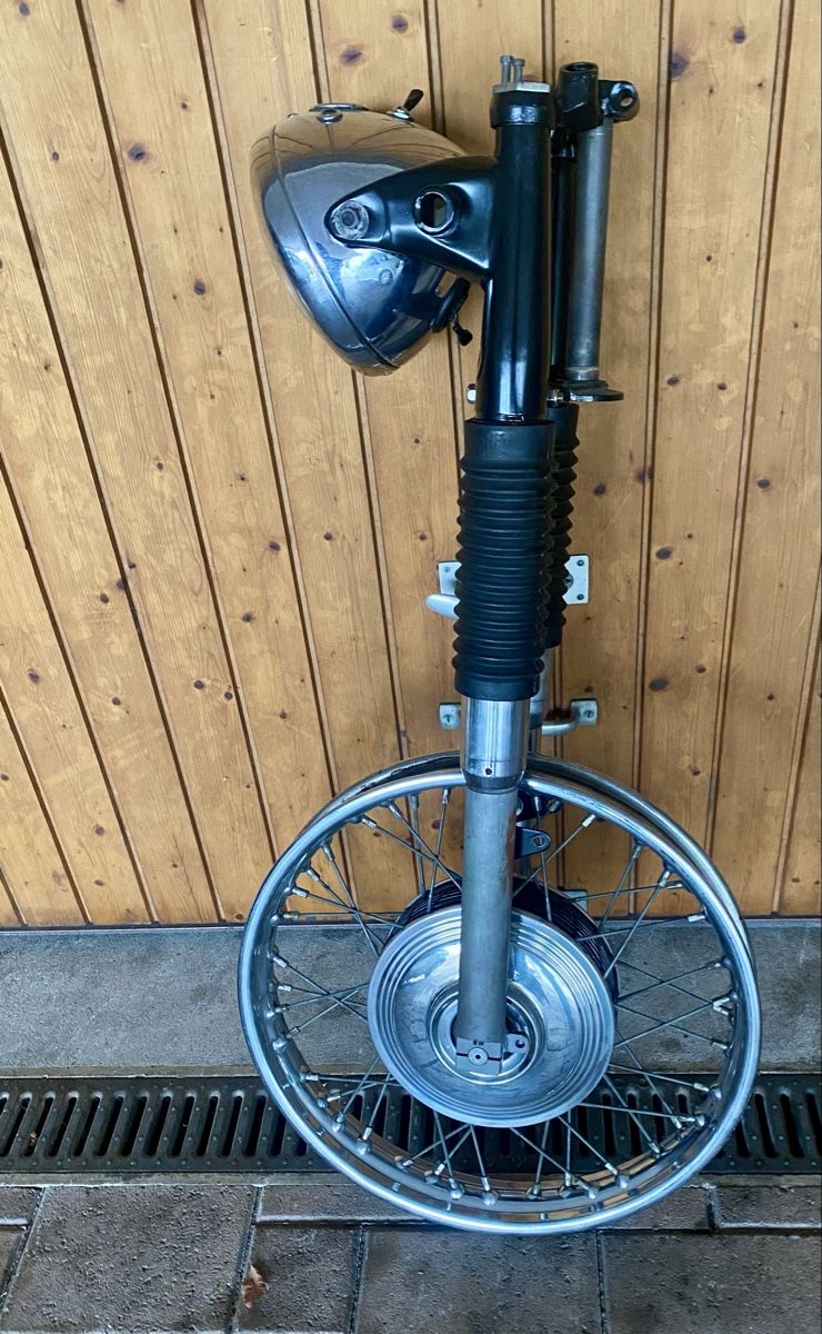 Strada: Triumph Gabel mit Rad und Lampe – Usato da Bubikon venduto da Triumpht140 2