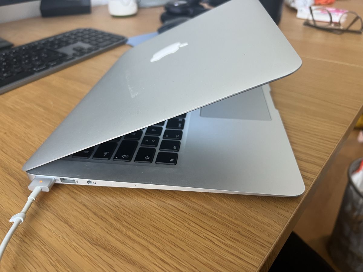 Apple Notebook: MacBook Air early 2015 – Usato da Jona venduto da AlejandroK01 1
