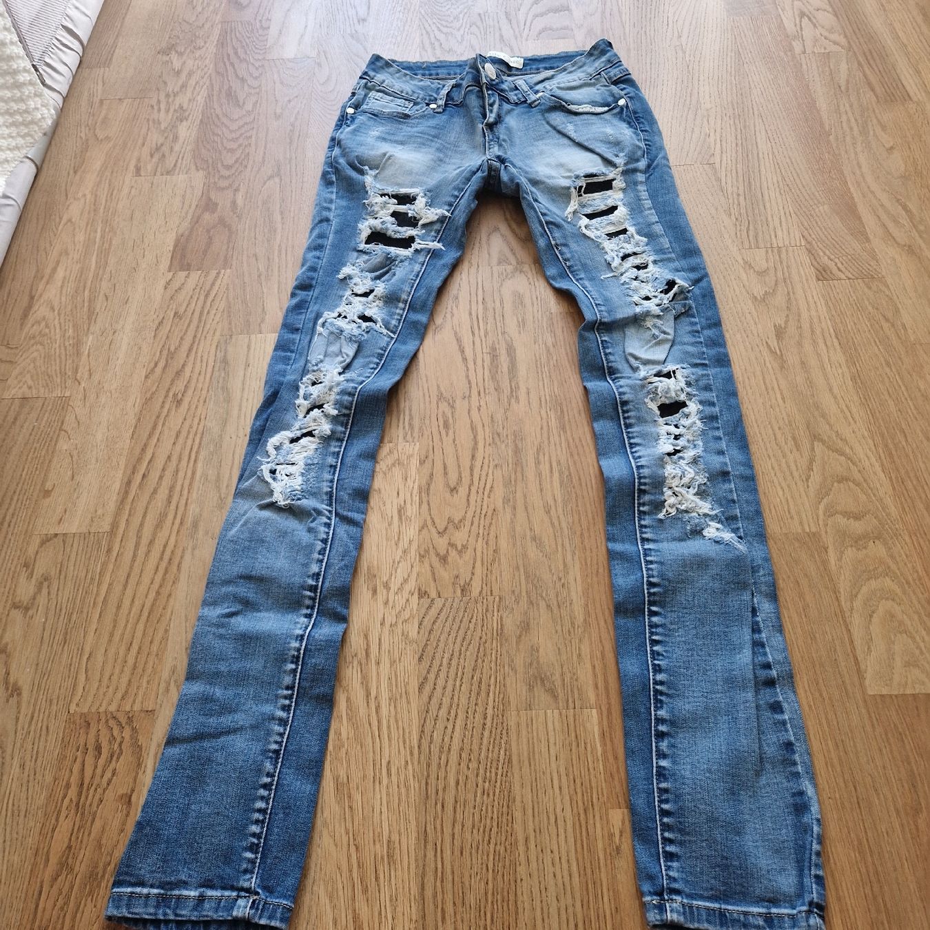 Jeans: Coole destroyed Jeans mit Spitze, Grösse S – Nuovo (secondo la descrizione) da Nendeln venduto da witr_gliabt 1