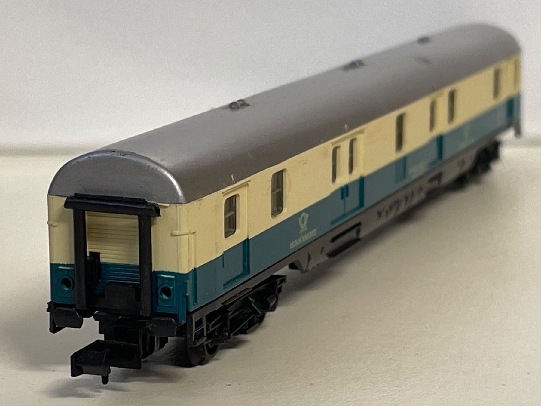 Arnold Modelleisenbahnen: Arnold 3281 DB Bahnpostwagen Beige/Türkis – Gebraucht aus Wilderswil von Modellbahn-Shop-Moll 3