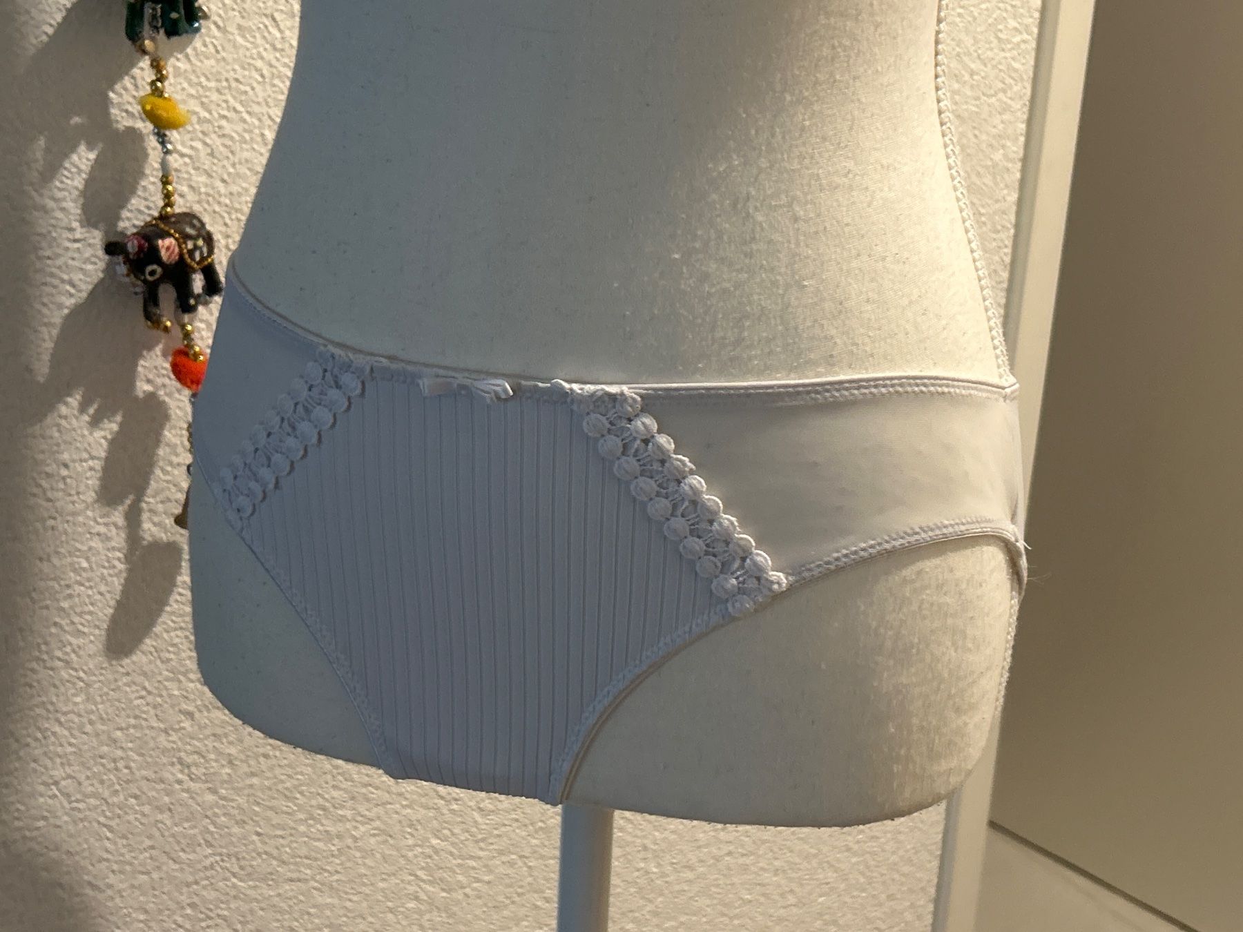 Autres dessous: Damen Slip weiss mit Spitzen – D'occasion à Brunnen par Nala2929 3