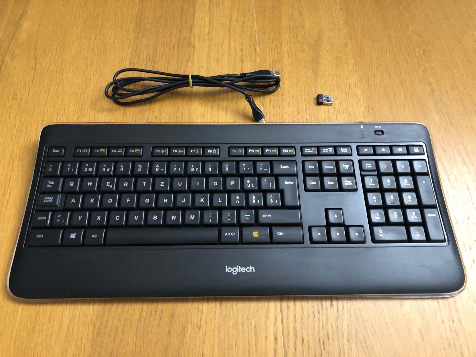 Logitech Tastiere: LOGITECH Wireless Illuminated Keyboard K800, super Zustand – Usato da Frauenfeld venduto da -blubber-