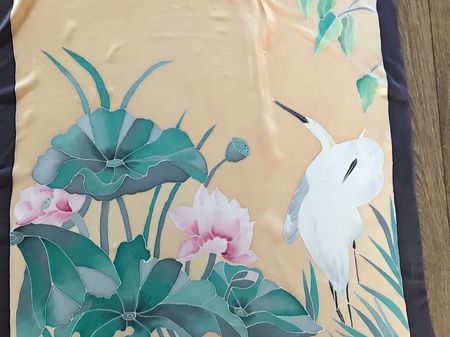 Foulard soie peint main, héron lotus, vintage chic