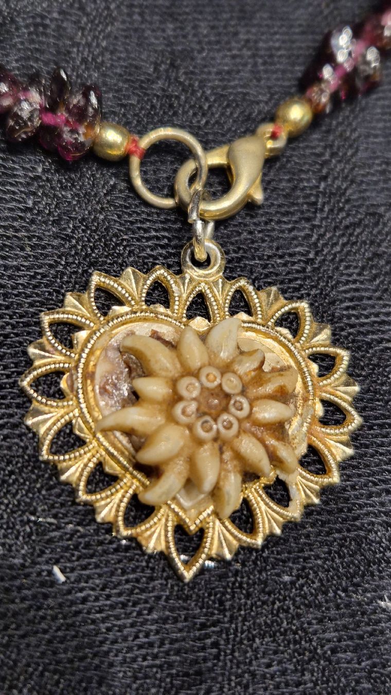 Catenine: Collier grenat vintage avec pendentif edelweiss – Usato da Avry-sur-Matran venduto da cec_nhz8 1