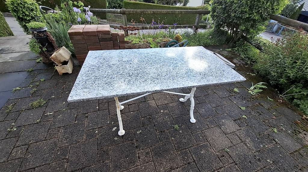 Tables: Granit-Tisch mit Metallgestell – D'occasion à Winterthur par Draco44