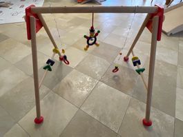 Holz Spielbogen mit Mobiles guter Zustand
