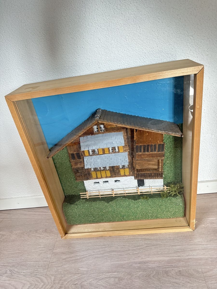 Foto & Immagini: Altes Schweizer Chalet Modell im Glaskasten. – Usato da Rafz venduto da Tueni1 4