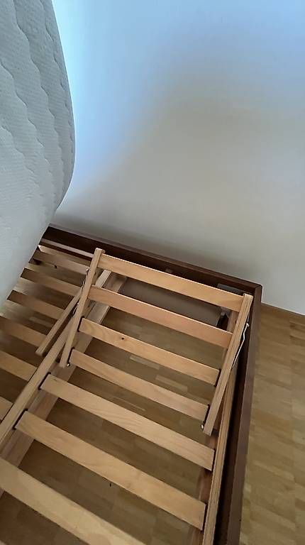 Betten: Bett mit Lattenrost 140x200cm  – Gebraucht aus Olten von 0nia 2
