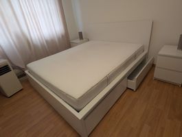Bed: Stauraumbett 160x200, Matratze und Nachttische