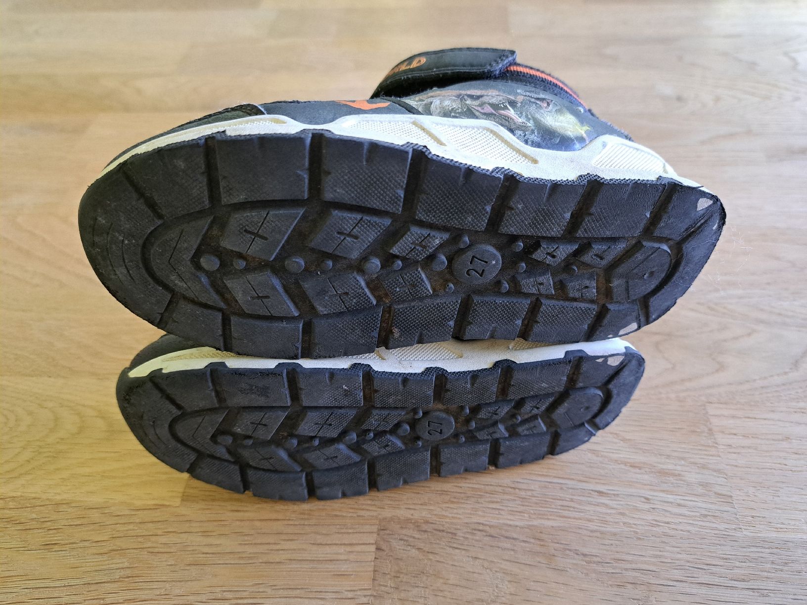 Schuhe für Jungen: Jurassic World Kinder Winterschuhe, Grösse 27 – Gebraucht aus Bergdietikon von Staphylococcus 1