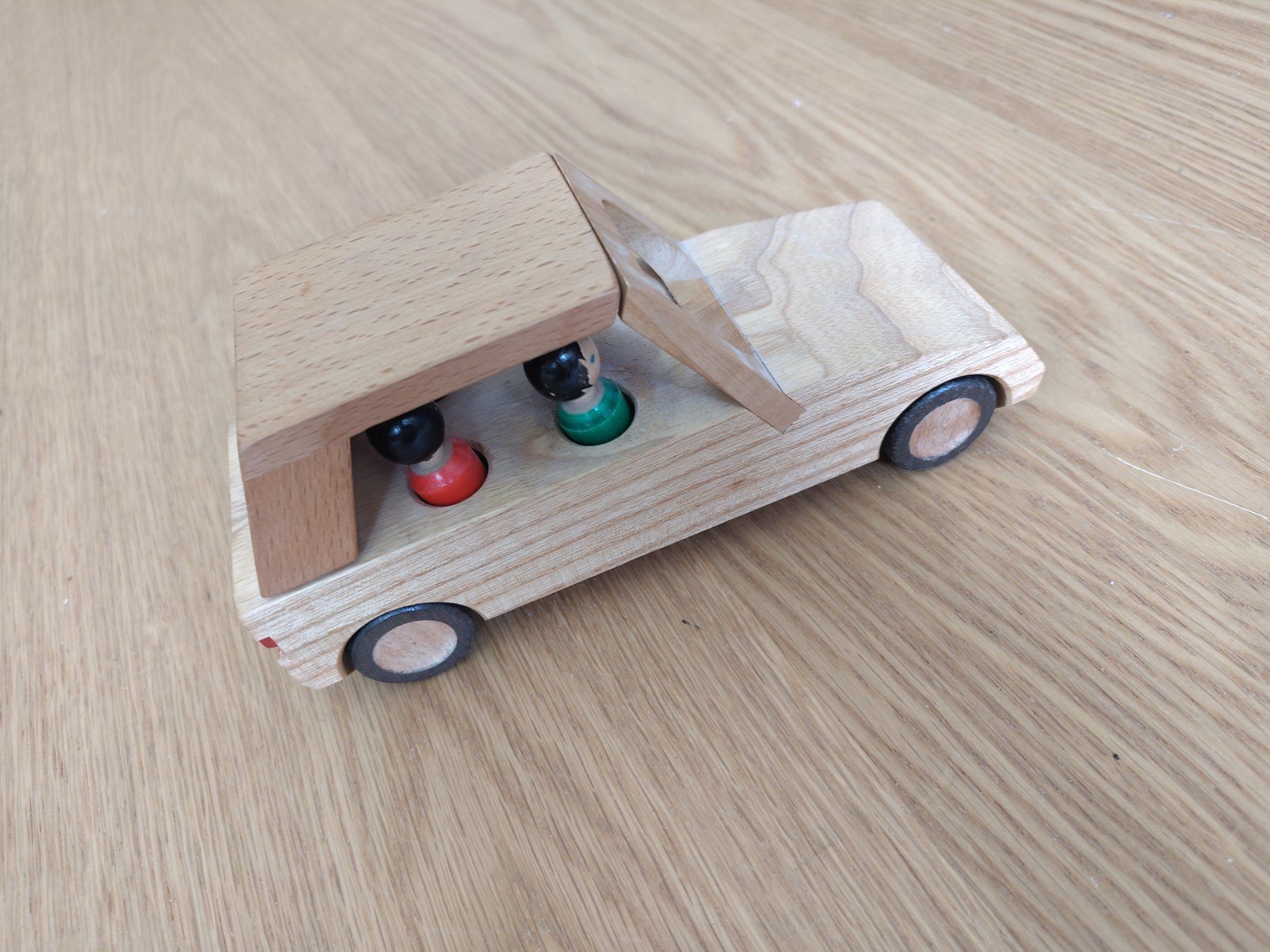 Spielzeuge: Holzauto mit Spielfiguren – Gebraucht aus Bern von Cassiopeia-72 4