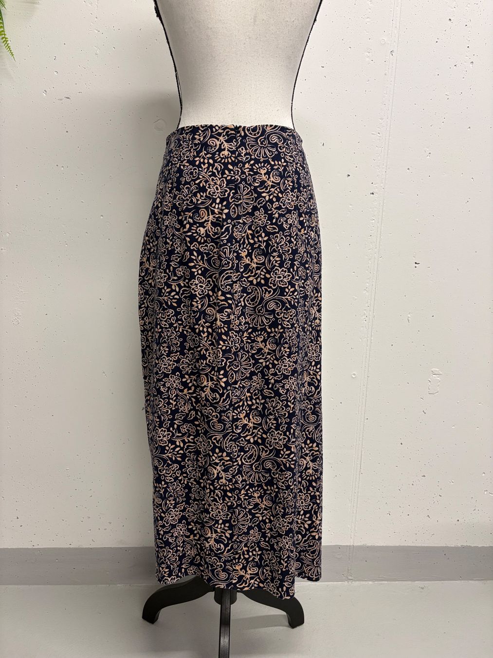 Zara Gonne: Zara Midirock mit Schlitz S gemustert blau creme – Nuovo (secondo la descrizione) da Regensdorf venduto da secondchancefashion 4