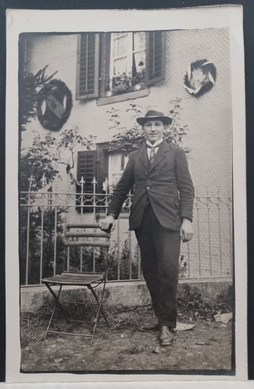 Cartoline postali: Wo, Junger Mann vor Haus mit Schweizerkreuz und Bernerwappen – Usato da Aarau Rohr venduto da mgvw