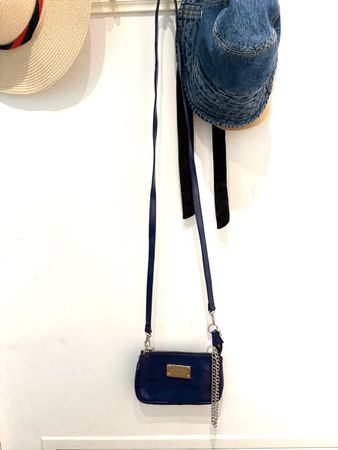 Leder Handtasche blau lackiert Queen & Cult mit Kette