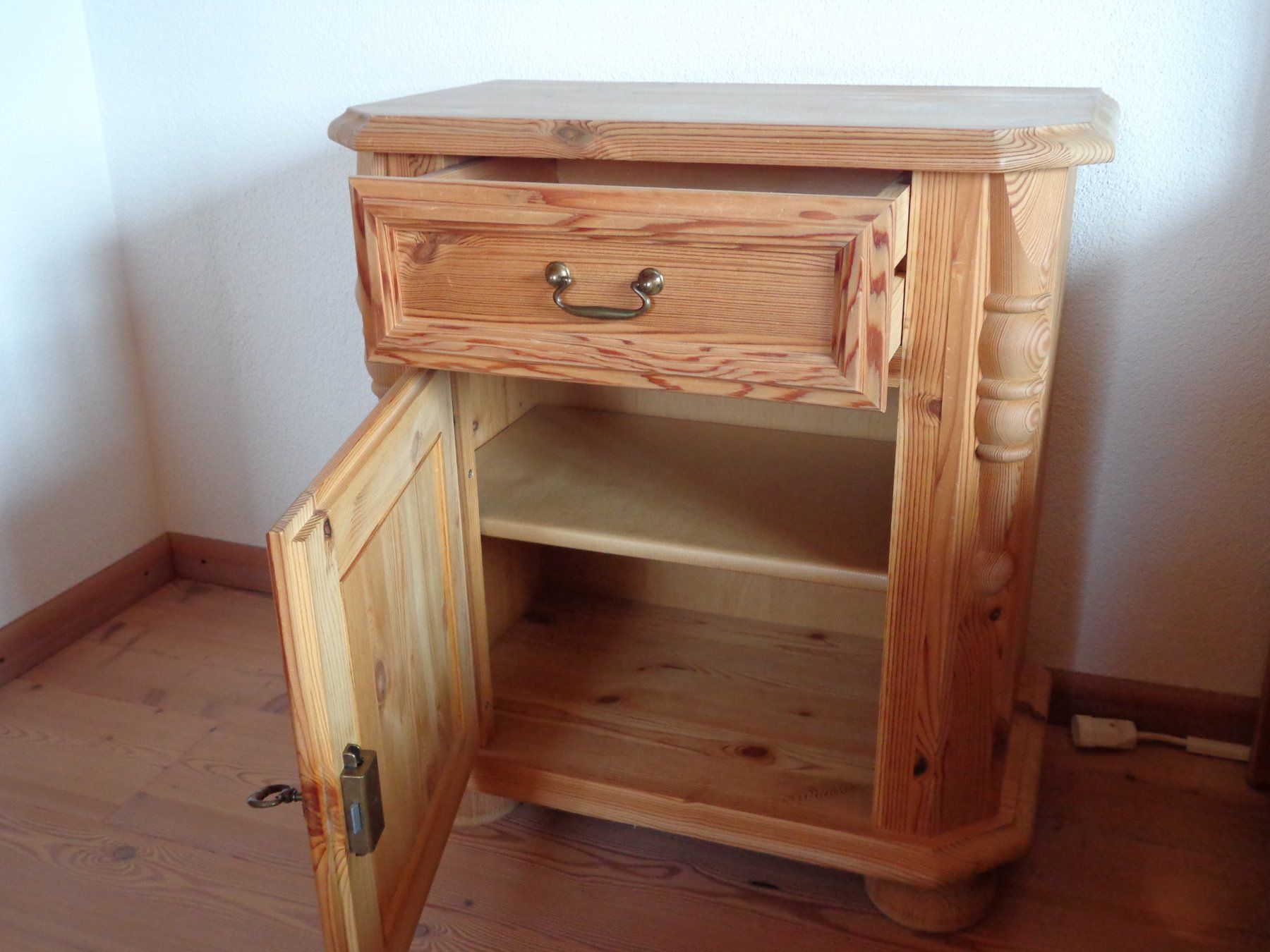 Betten: Doppelbett mit Lattenroste und 2-Nachttische – Gebraucht aus Eschenbach SG von Roeni60 2