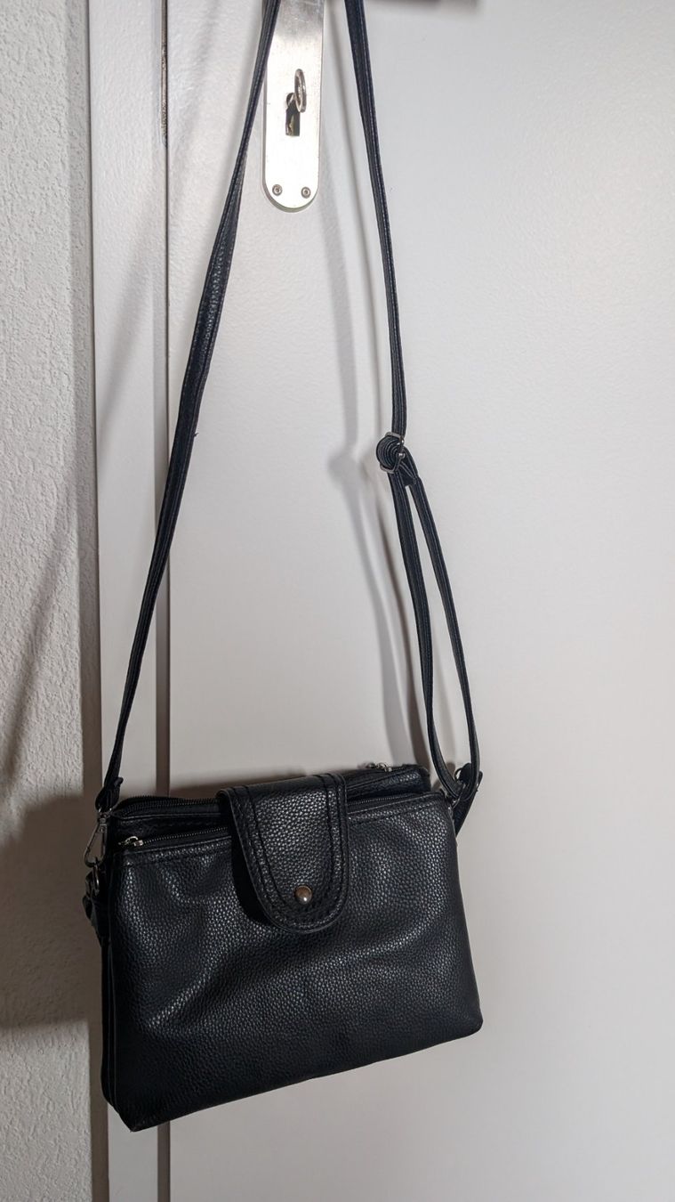 Sacs femmes: Handtasche schwarz klein und handlich – D'occasion à Ittigen par stoney63 1