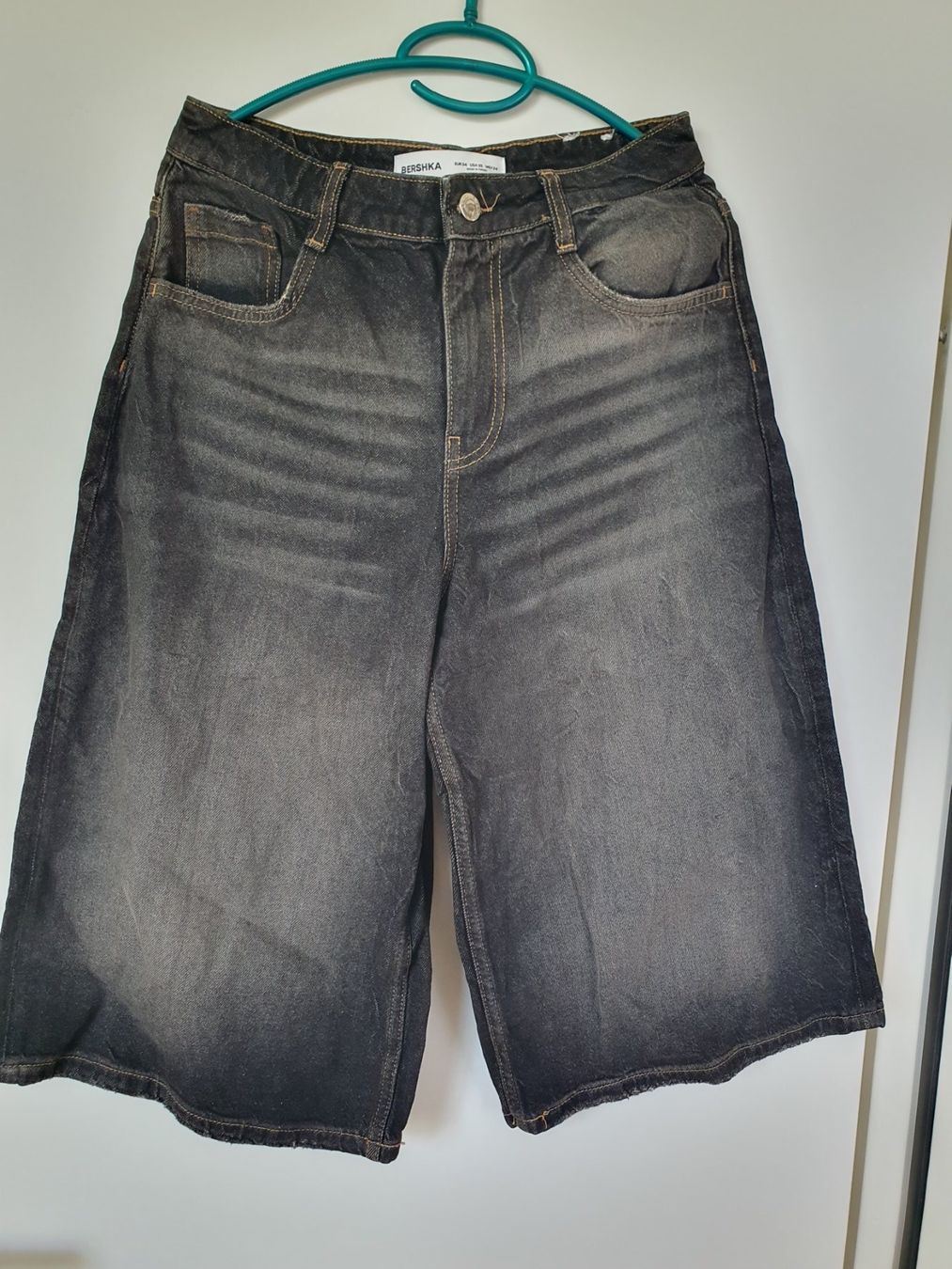 Bershka Pantaloni: Bershka Denim Culottes, Grösse 34 – Usato da Kloten venduto da Hektor44