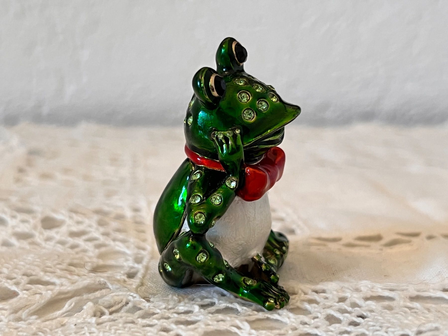 Altro in Decorazioni & Accessori: Frosch Dose Messing emailliert m. Svarovski Steinchen witzig – Nuovo (secondo la descrizione) da Bern venduto da FANTASTICTREASURES