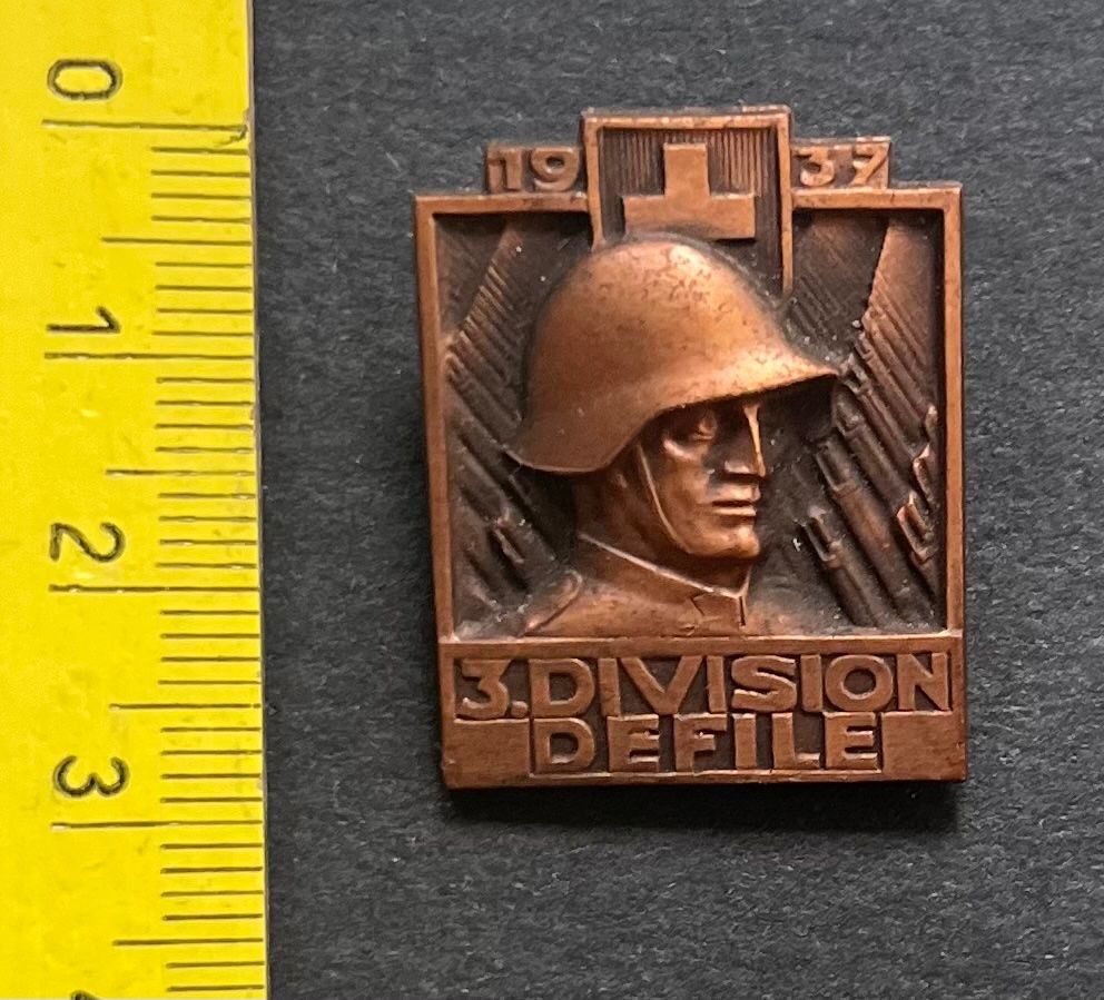 Schweizer Armee Placchette & Badge: 3 Division Defilé 1937, Schweizer Armee/ Abzeichen Vintage – Usato da Ostermundigen venduto da DaxKarten-75