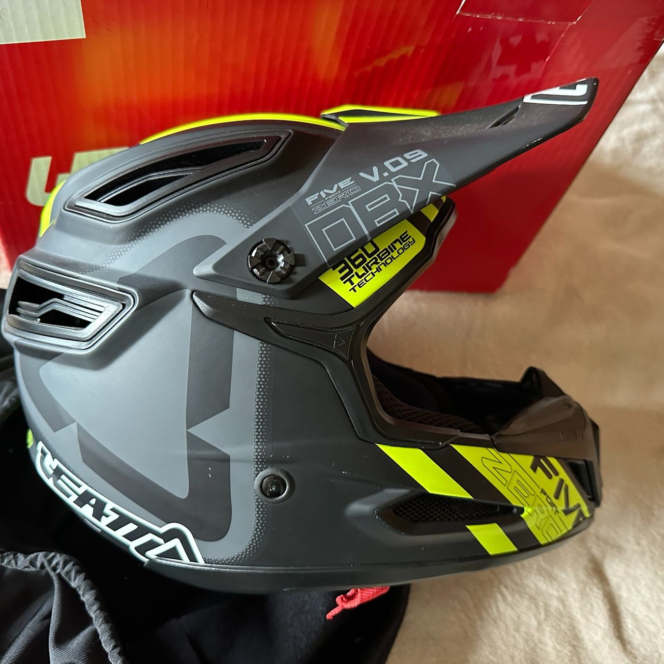 Leatt Caschi: LEATT Helm DBX 5.0 V09 55-56CM – Nuovo (secondo la descrizione) da Tägertschi venduto da TheChange
