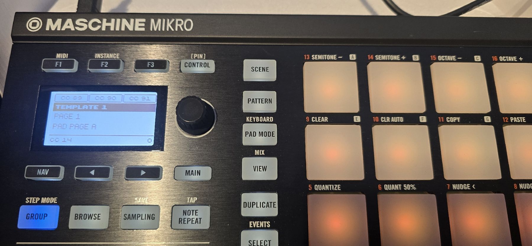Native Instruments Instruments de musique: Native Instruments Maschine Mikro MK2 Controller  – D'occasion à Geroldswil par Mveit 1