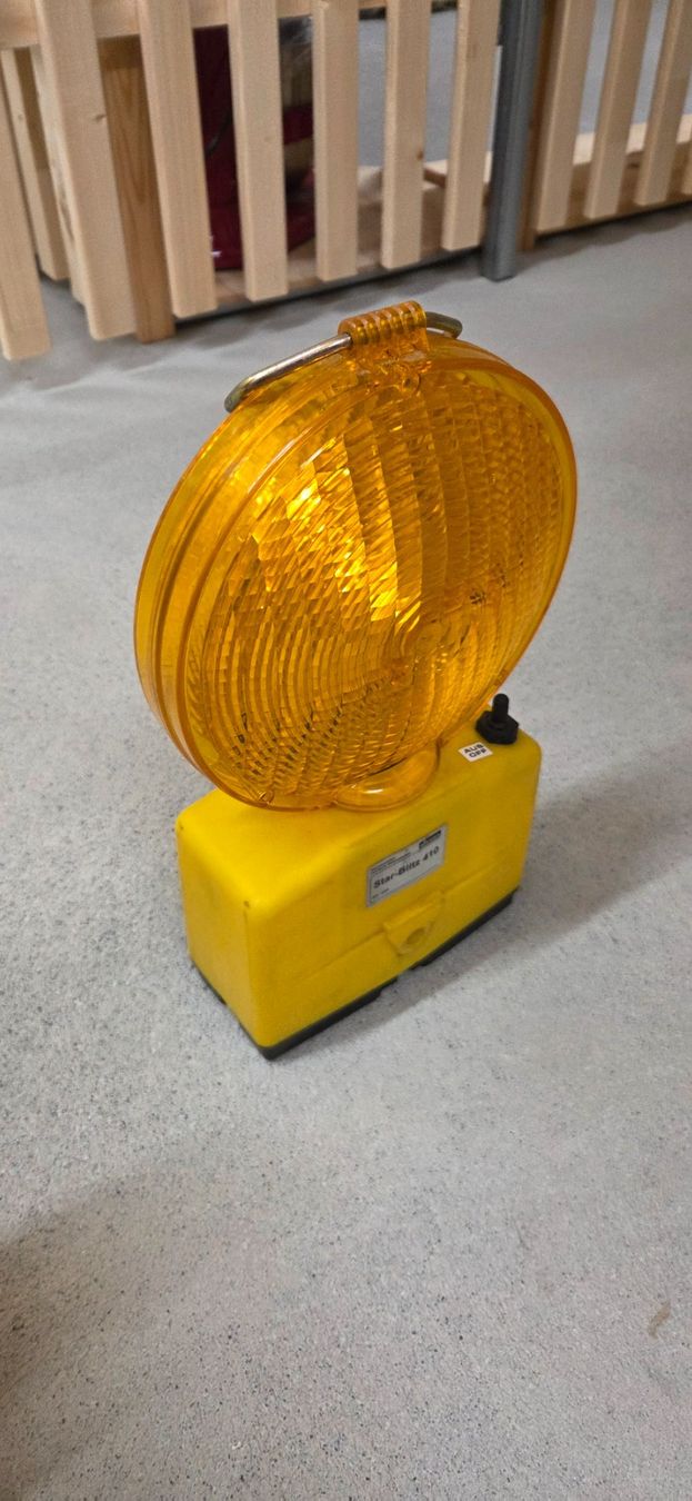 Lampen: Blitzleuchte/Baustellenleuchte (2x) – Gebraucht aus Einsiedeln von BullBo 1